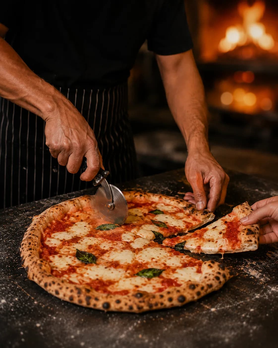 Alguien roba una porción mientras se corta la pizza