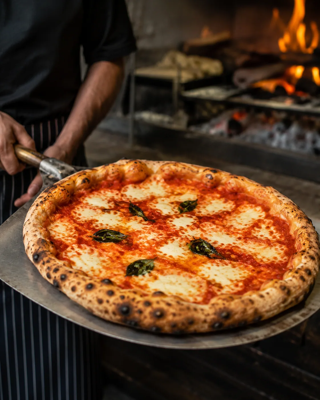 Pizza margherita saliendo del fuego en un evento de Belluno