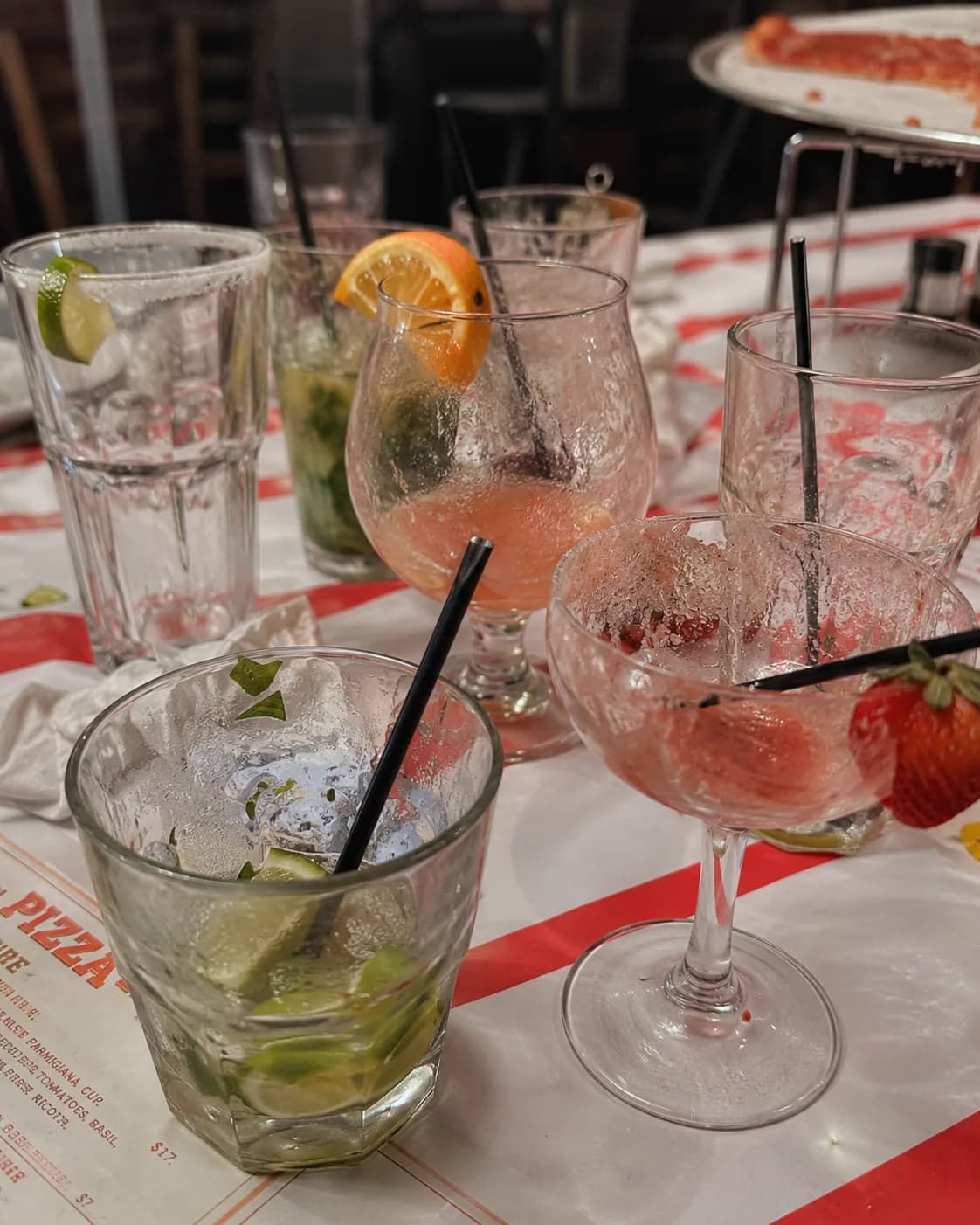 Vasos de tragos vacíos al final de una despedida